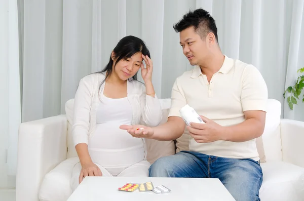 Asian pregnant couple — Stock Photo, Image