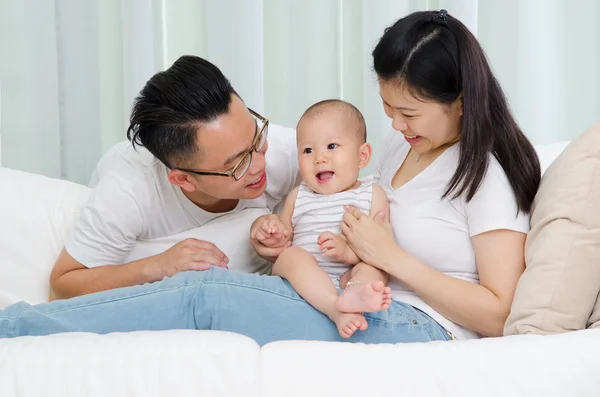 Krásná asijská rodina — Stock fotografie