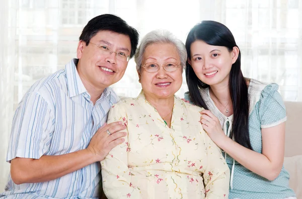 Aziatische senior vrouw en kinderen — Stockfoto