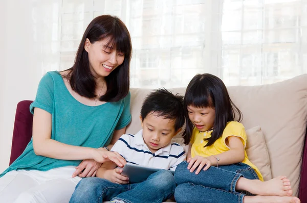 Asijská matka a děti — Stock fotografie