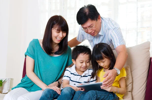Ασιατική οικογένεια που χρησιμοποιεί υπολογιστή tablet — Φωτογραφία Αρχείου