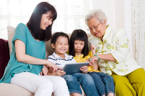 Asiatiska tre generationer familj — Stockfoto