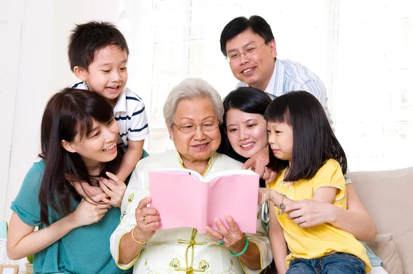 Ασιατική οικογένεια ανάγνωση — Φωτογραφία Αρχείου
