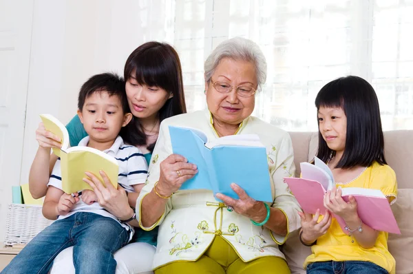 Familie leesboek — Stockfoto