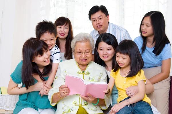 Asiatiska tre generationer familj — Stockfoto