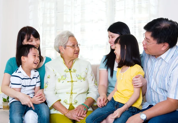 Asiático tres genearations familia — Foto de Stock