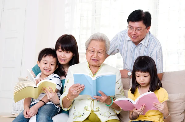 Asia familia lectura — Foto de Stock