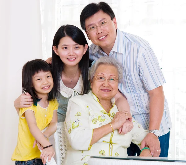 Asiatiska tre generationer familj — Stockfoto