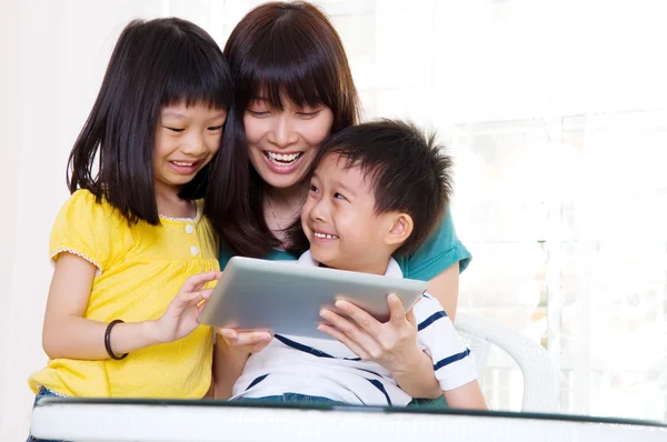 Tablet bilgisayar kullanan Asyalı bir aile — Stok fotoğraf
