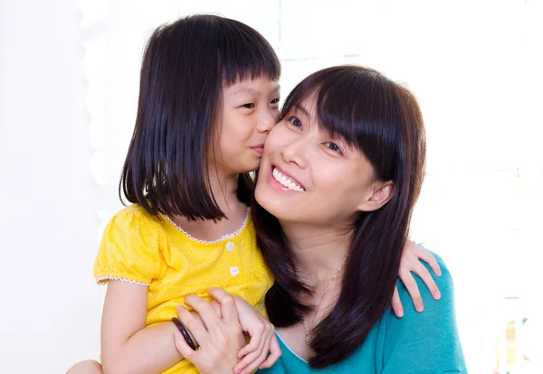 Asiatische Mädchen küssen ihre Mutter — Stockfoto