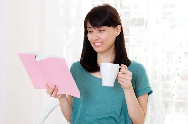 Mujer asiática relajarse en casa — Foto de Stock