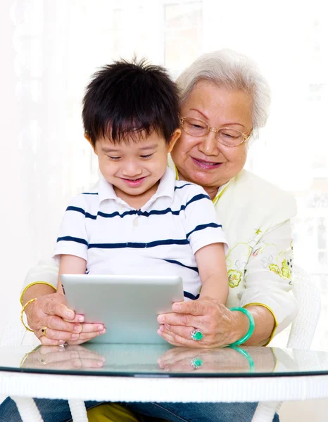 Asian senior woman and grandchild — Stock Photo, Image