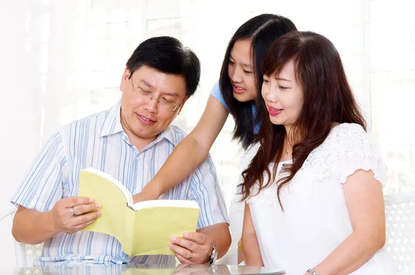 Asiatische Familienlektüre — Stockfoto