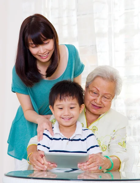 Asiático tres generaciones familia — Foto de Stock