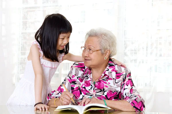 Asiatiska senior kvinna och barnbarn — Stockfoto