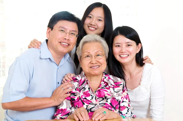 Veselá asijské rodina — Stock fotografie