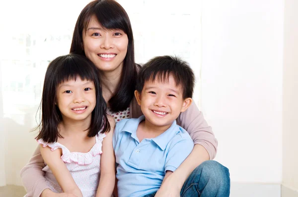 Asya anne ve çocuklar — Stok fotoğraf
