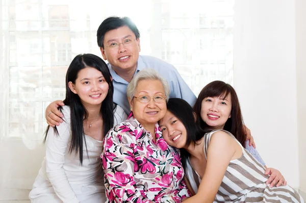 Asiatiska tre generationer familj — Stockfoto