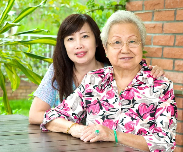 Aziatische senior vrouw en dochter — Stockfoto
