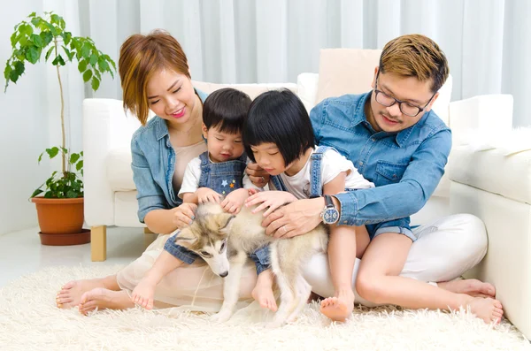 アジアの家族とペット — ストック写真