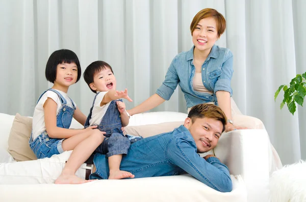Linda asiática família — Fotografia de Stock