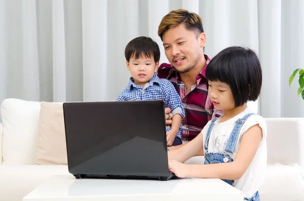 Asiático padre y niños — Foto de Stock