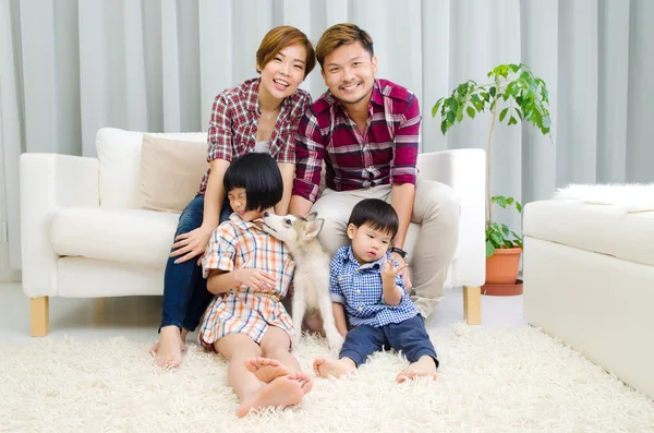 Schöne asiatische Familie — Stockfoto