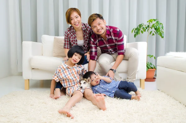 Belle famille asiatique — Photo