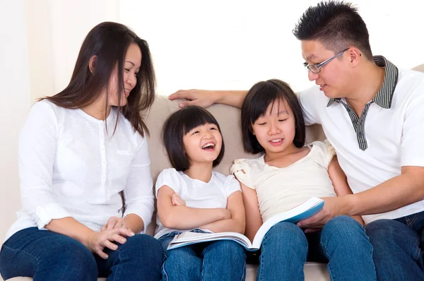 Asiático família leitura — Fotografia de Stock