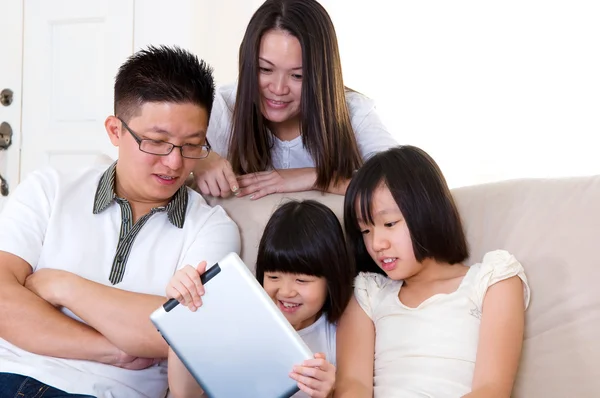 Азіатська сім'я використовує планшетний комп'ютер — стокове фото