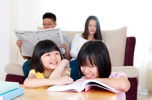 Asiático família leitura — Fotografia de Stock