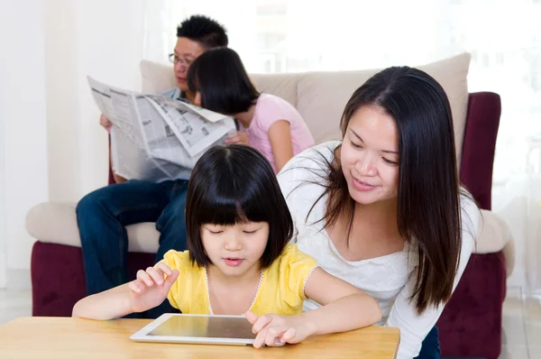 Asiatisches Kind nutzt Tablet-Computer — Stockfoto