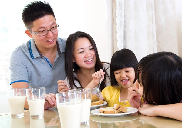 Asiática familia teniendo desayuno — Foto de Stock