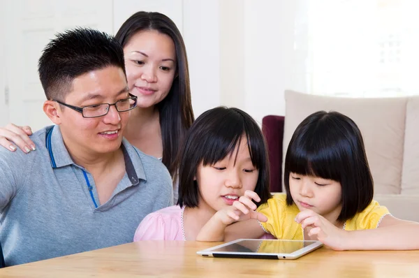 Азіатська сім'я використовує планшетний комп'ютер — стокове фото