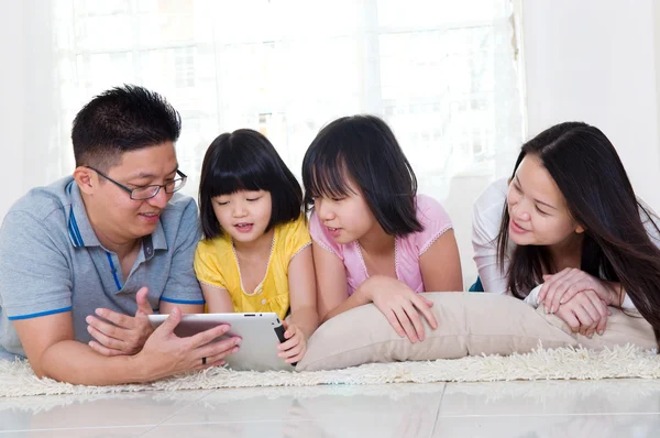 Familia asiática relajarse en casa — Foto de Stock