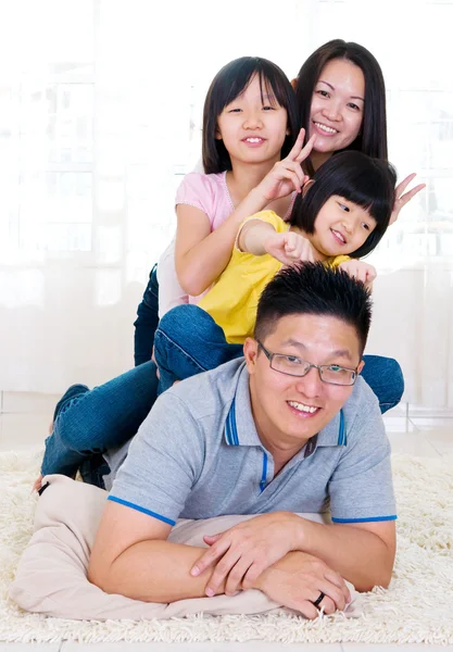 Sevimli Asya aile — Stok fotoğraf