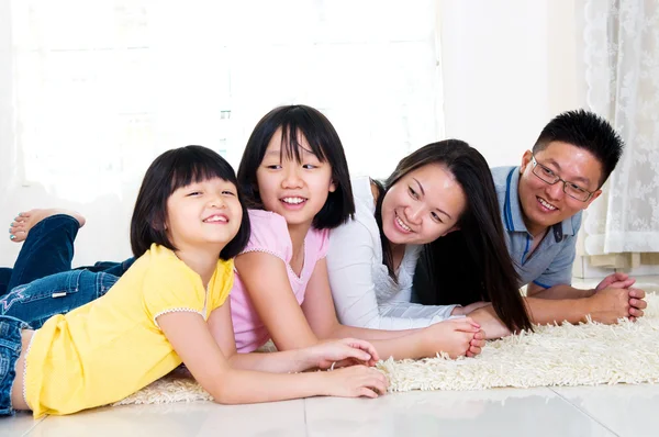 Precioso asiático familia —  Fotos de Stock