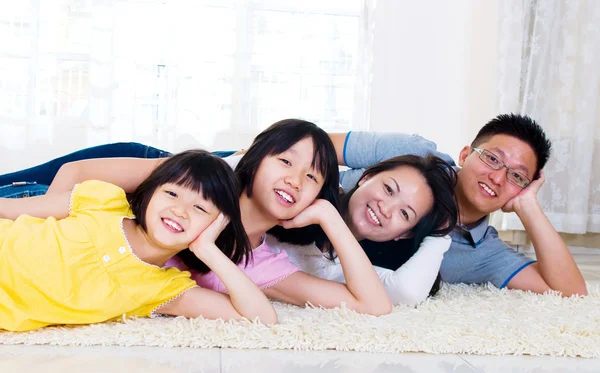 Retrato de familia asiática — Foto de Stock