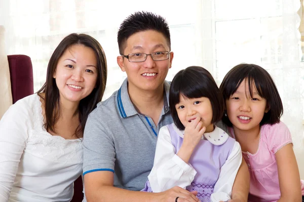 Hermosa familia asiática — Foto de Stock