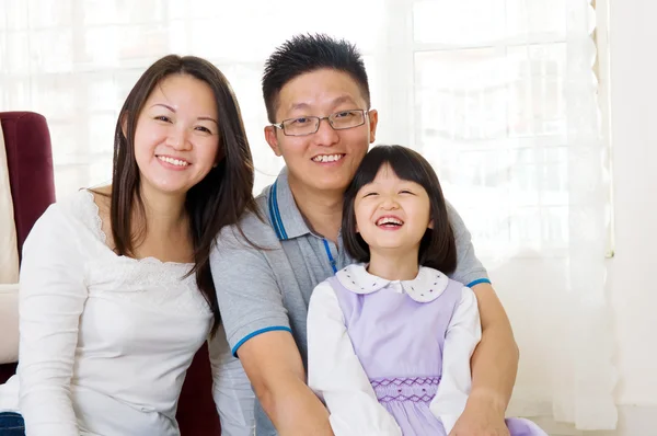 Веселая азиатская семья — стоковое фото