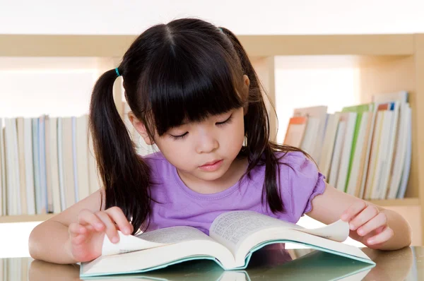 Asian girl reading — Stock Photo, Image