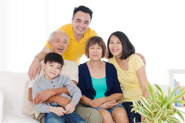 Asiático três gerações família — Fotografia de Stock