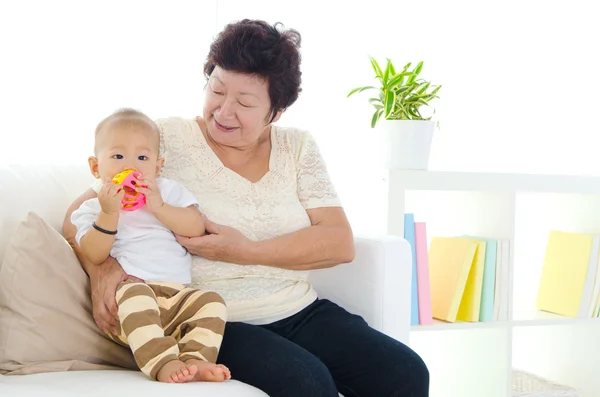 Asiatische Großmutter und Enkel — Stockfoto