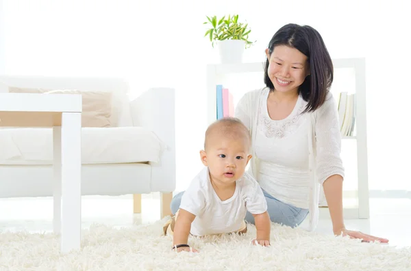 Ázsiai anya és a baba — Stock Fotó