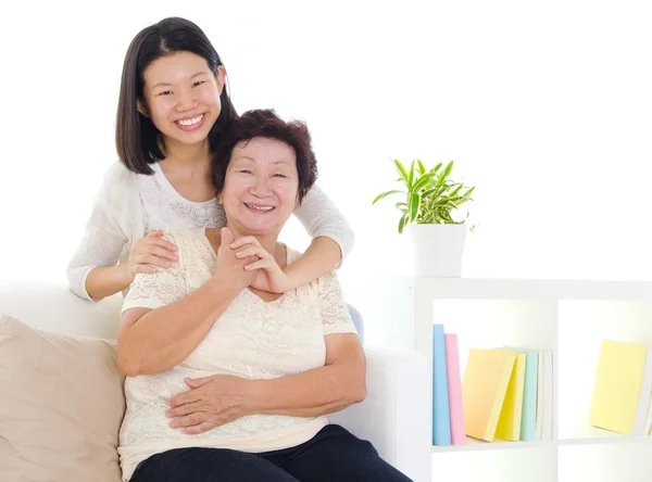 Asian senior woman and daughter — Stock Photo, Image