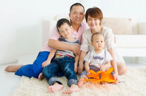 Asian family — Stock Photo, Image