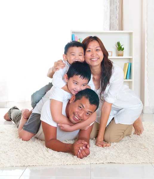 Asian family — Stock Photo, Image