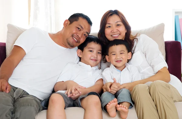 Familia asiática — Foto de Stock