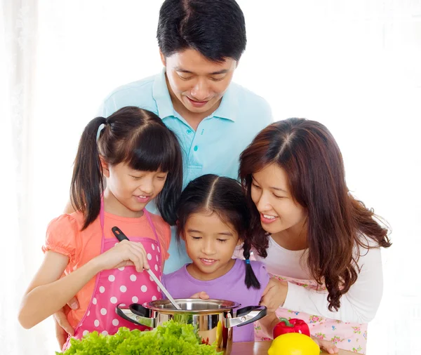 Cuisine style de vie de la famille asiatique — Photo