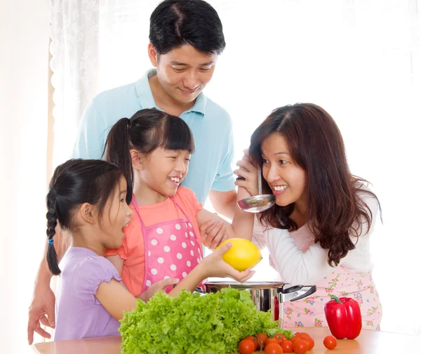 Cuisine style de vie de la famille asiatique — Photo